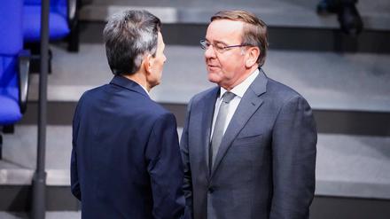 Rolf Mützenich (SPD) mit Verteidigungsminister Boris Pistorius (SPD) unterhalten sich im Bundestag.