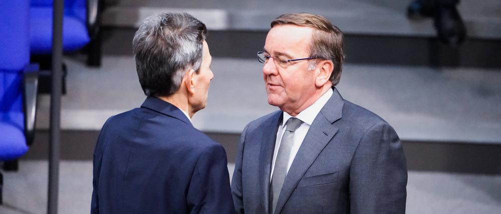 Rolf Mützenich (SPD) mit Verteidigungsminister Boris Pistorius (SPD) unterhalten sich im Bundestag.