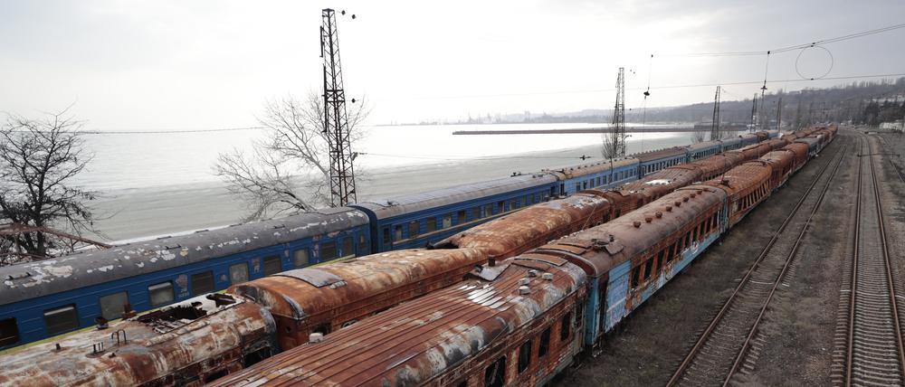 Ausgebrannte Waggons stehen auf den Gleisen des Bahnhofs in der Nähe des Asowschen Meeres in Mariupol.