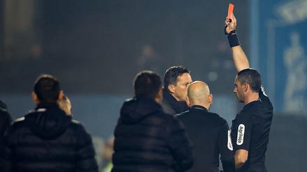 Rot für das „Revanchefoul“ von Roger Schmidt.