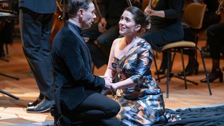 lestyn Davies als Solomon und Joélle Harvey als seine Gemahlin in der Philharmonie