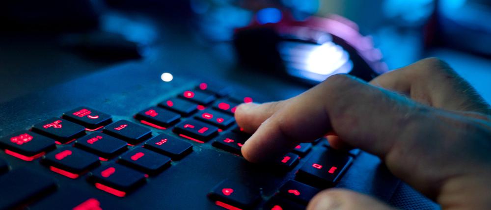 ARCHIV - 29.04.2020, Bayern, Ebing: ILLUSTRATION - Ein Mann sitzt am Rechner und tippt auf einer Tastatur. Software, mit denen Händler ihre Online-Shops erstellen, ist in vielen Fällen unsicher. Zu diesem Ergebnis kommt eine Studie des Bundesamtes für Sicherheit in der Informationstechnik. (Zu dpa "Studie: Viele Software-Produkte für Onlineshops sind unsicher") Foto: Nicolas Armer/dpa +++ dpa-Bildfunk +++