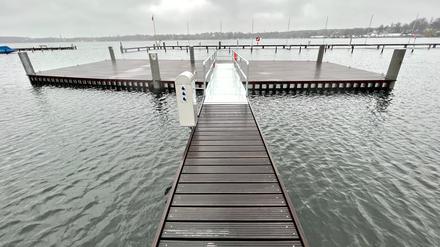 Noch ohne Boote: Die „nackte“ Schwimmplattform, von der behinderte Sportler:innen in die Boote ein- und aussteigen können.