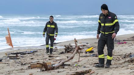 Rettungskräfte suchen zu Wasser und aus der Luft weiter nach Dutzenden von Menschen, die nach einem Schiffsunglück vor der süditalienischen Küste noch immer vermisst werden.