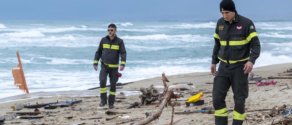 Rettungskräfte suchen zu Wasser und aus der Luft weiter nach Dutzenden von Menschen, die nach einem Schiffsunglück vor der süditalienischen Küste noch immer vermisst werden.