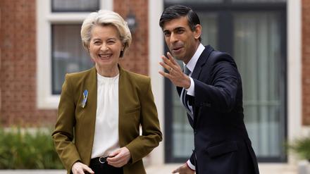 Ausgelassene Stimmung zwischen der EU-Kommissionspräsidentin Ursula von der Leyen und dem britischen Regierungschef Rishi Sunak.