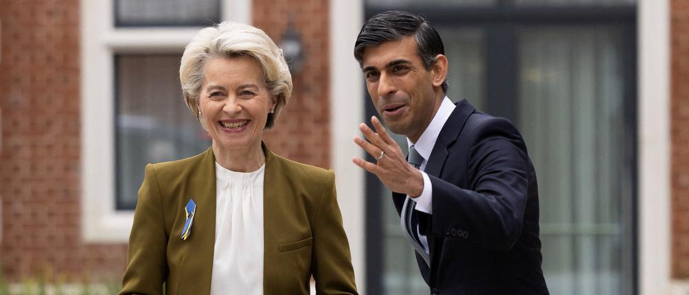 Ausgelassene Stimmung zwischen der EU-Kommissionspräsidentin Ursula von der Leyen und dem britischen Regierungschef Rishi Sunak.