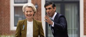 Ausgelassene Stimmung zwischen der EU-Kommissionspräsidentin Ursula von der Leyen und dem britischen Regierungschef Rishi Sunak.