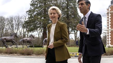 Der britische Premier Rishi Sunak (r.) mit EU-Kommissionspräsidentin Ursula von der Leyen in London