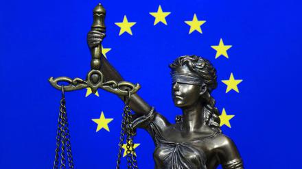 Fahne der Europäischen Union und Justitia.