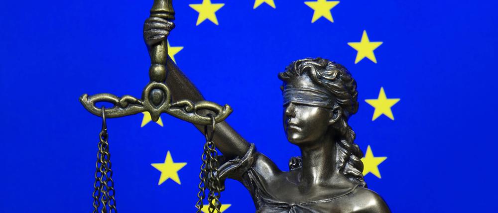 Fahne der Europäischen Union und Justitia.