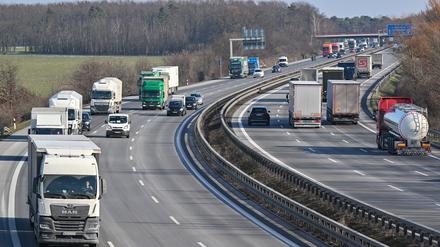 Verkehr auf dem südlichen Berliner Ring der A10.