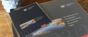 So sieht der Potsdamer Haushalt in Papierform aus. Das Planwerk ist aber auch als CD erhältlich.
