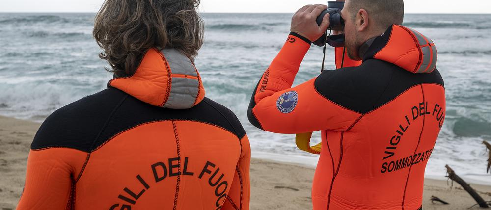 Feuerwehrleute suchen das Meer vor der kalabrischen Küste ab.