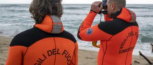 Feuerwehrleute suchen das Meer vor der kalabrischen Küste ab. 
