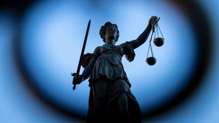 Justitia-Statue im Gerechtigkeitsbrunnen auf dem Römerberg in Frankfurt am Main.