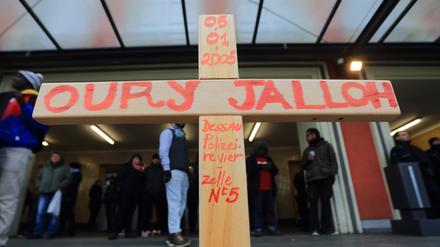 Teilnehmer einer Demonstration zum zehnten Todestag des Asylbewerbers Oury Jalloh.