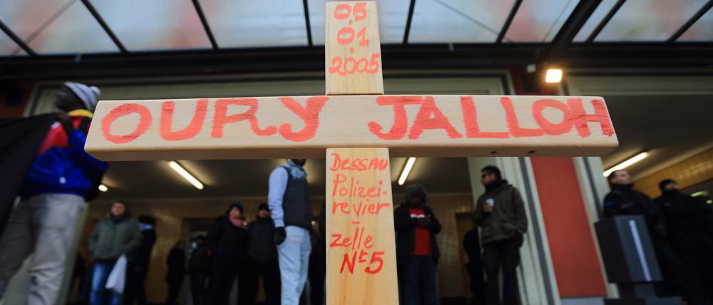 Teilnehmer einer Demonstration zum zehnten Todestag des Asylbewerbers Oury Jalloh.
