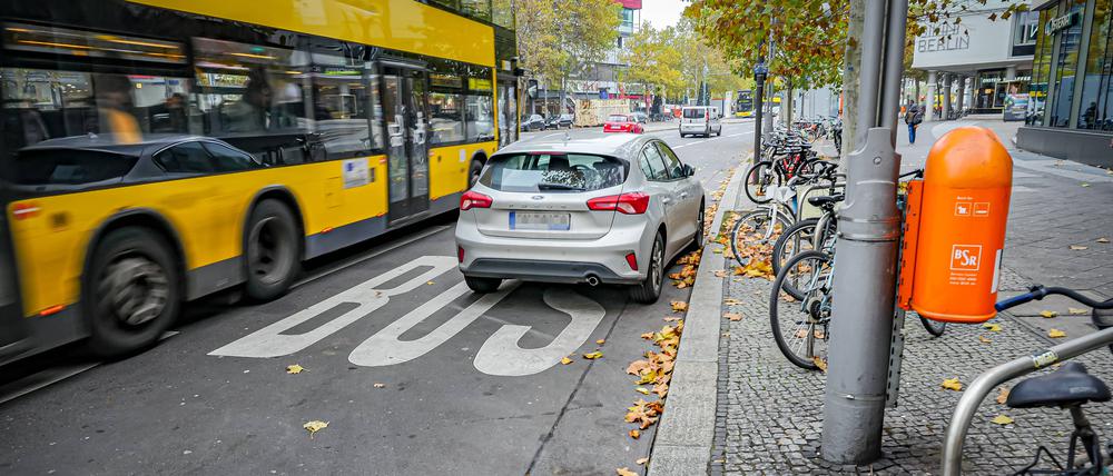 Berliner Verkehrsbetriebe beim Abschleppen auf Busspuren kaum Erfolge
