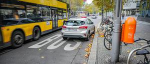 Berlin : Falschparker blockiert Busspur Berlin *** Berlin Falschparker blocks bus lane Berlin