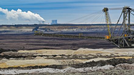 ARCHIV - 11.01.2023, Brandenburg, Welzow: Abraumhalden und ein Absetzer stehen im Braunkohletagebau Welzow-Süd der Lausitz Energie Bergbau AG (LEAG). Im Hintergrund ist das Braunkohlekraftwerk Schwarze Pumpe.     (zu dpa "Diskussion um Pläne für riesigen Tagebausee in Welzow-Süd") Foto: Patrick Pleul/dpa +++ dpa-Bildfunk +++