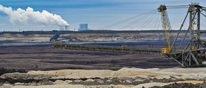 ARCHIV - 11.01.2023, Brandenburg, Welzow: Abraumhalden und ein Absetzer stehen im Braunkohletagebau Welzow-Süd der Lausitz Energie Bergbau AG (LEAG). Im Hintergrund ist das Braunkohlekraftwerk Schwarze Pumpe.     (zu dpa "Diskussion um Pläne für riesigen Tagebausee in Welzow-Süd") Foto: Patrick Pleul/dpa +++ dpa-Bildfunk +++