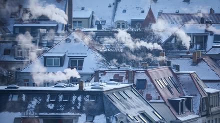 Qualm steigt aus zahllosen Schornsteinen und Abzügen an einem kalten Wintermorgen in der Leipziger Südvorstadt auf. In Sachsen sind die Temperaturen in der Nacht zum Donnerstag eisig kalt gewesen. In den nächsten Tagen soll es weiter frostig bleiben.