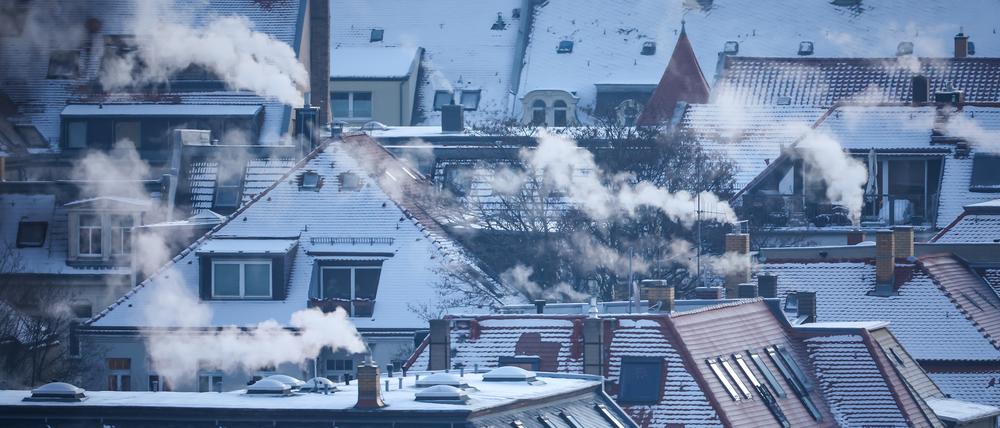 Qualm steigt aus zahllosen Schornsteinen und Abzügen an einem kalten Wintermorgen in der Leipziger Südvorstadt auf. In Sachsen sind die Temperaturen in der Nacht zum Donnerstag eisig kalt gewesen. In den nächsten Tagen soll es weiter frostig bleiben.