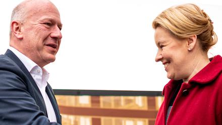 Franziska Giffey (SPD), Regierende Bürgermeisterin von Berlin, und Kai Wegner, Spitzenkandidat der CDU, kommen zu Sondierungsgesprächen auf dem EUREF-Campus