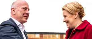 Franziska Giffey (SPD), Regierende Bürgermeisterin von Berlin, und Kai Wegner, Spitzenkandidat der CDU, kommen zu Sondierungsgesprächen auf dem EUREF-Campus. 