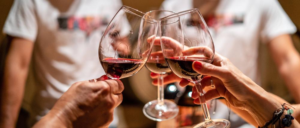 Nicht der Alkoholkonsum, sondern ein aktives Sozialleben lässt Menschen weniger einsam und deprimiert fühlen. 