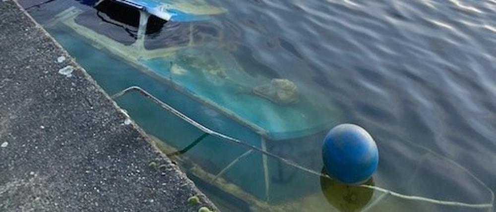 Gesunkenes Schrottboot in Berlin-Haselhorst, Bezirk Spandau.