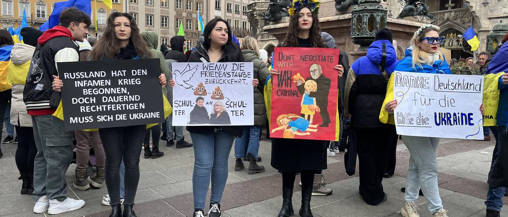 Teilnehmerinnen der Münchner Demonstration zum Jahrestag des russischen Überfalls auf die Ukraine.