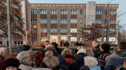 Bürger stehen vor dem verschlossenen Zugang zu Schule „Caspar David Friedrich“. Hier befasst sich die Sitzung der Ortsteilvertretung Ostseeviertel mit dem geplanten Bau einer Unterkunft für 500 Flüchtlinge. 