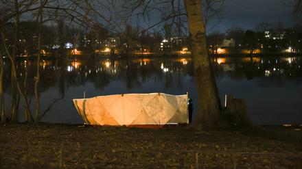 Fahrzeuge der Polizei stehen am Ufer des Weißen Sees in Berlin-Pankow. Am Ufer des Sees wurden zwei Leichen gefunden. Es soll sich um eine Frau und ein Kleinkind handeln, teilte die Polizei mit. 