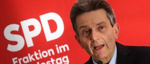 Rolf Mützenich, Vorsitzender der SPD-Bundestagsfraktion, gibt zu Beginn der Sitzungen der Bundestagsfraktionen im Bundestag ein Statement ab. 