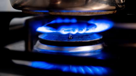 Eine Gasflamme brennt auf einem Küchenherd in einer Wohnung.