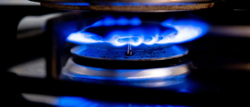 Eine Gasflamme brennt auf einem Küchenherd in einer Wohnung.