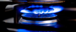 Eine Gasflamme brennt auf einem Küchenherd in einer Wohnung.