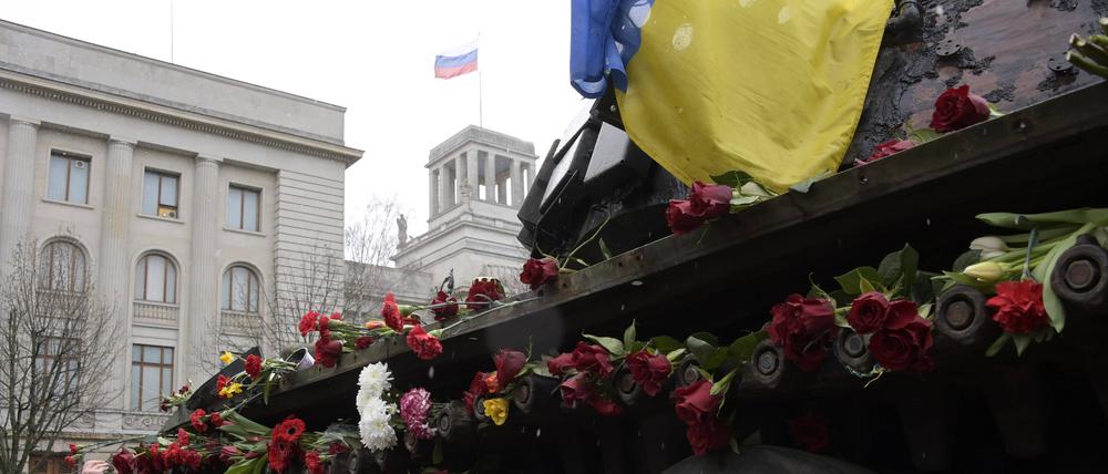 Der russische Panzer vor der russischen Botschaft in Berlin.