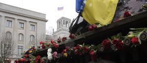 Mahnmal: Mit Blumen geschmückter, zerstörter russischer Panzer vor der russischen Botschaft in Berlin.