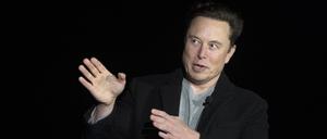 Elon Musk wird nach Unfällen im Zusammenhang mit das Fahrassistenz von Tesla verklagt.