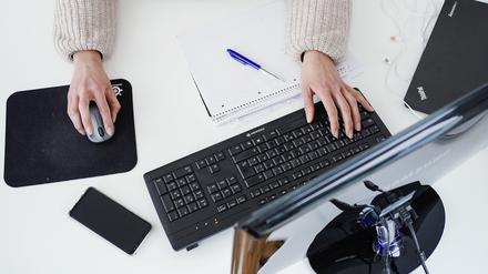In der fortschreitenden Digitalisierung der Arbeitswelt drohen Frauen einer Untersuchung zufolge ins Hintertreffen zu geraten.