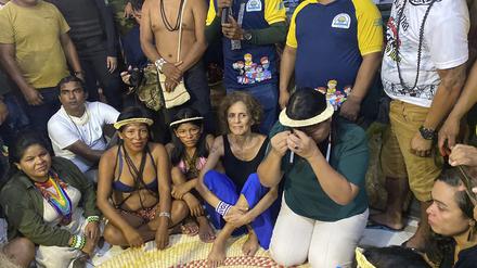 In einer symbolischen Geste besuchte eine hochrangige Delegation der brasilianischen Regierung am Montag die Region, in der der indigene Experte Bruno Pereira und der britische Journalist Dom Phillips im vergangenen Jahr ermordet wurden. 