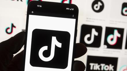 Das TikTok-Logo auf einem Mobiltelefon.