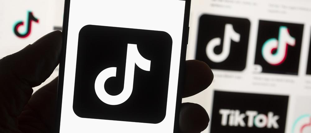 Das TikTok-Logo auf einem Mobiltelefon.