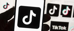 Das TikTok-Logo auf einem Mobiltelefon.