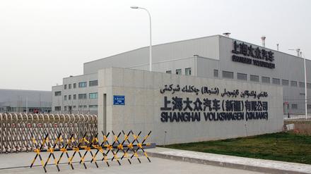ARCHIV - 07.04.2014, China, Ürümqi: Eine Metallabsperrung versperrt die Einfahrt zum Werk von Volkswagen. Der Volkswagen-Konzern will auch nach einem Besuch seines China-Vorstands Ralf Brandstätter in dem umstrittenen Werk in der Region Xinjiang an dem Standort festhalten. (zu dpa: «VW-China-Chef: Weiter «keine Hinweise auf Menschenrechtsverletzungen») Foto: Stephan Scheuer/dpa +++ dpa-Bildfunk +++