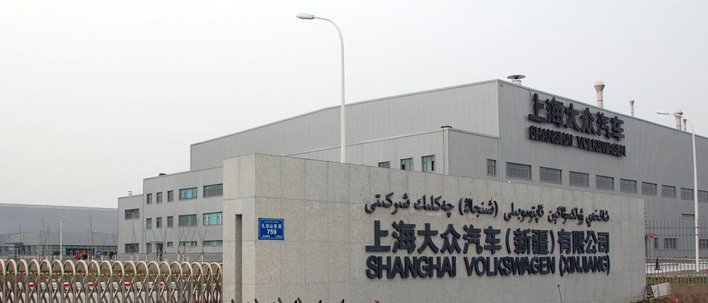 ARCHIV - 07.04.2014, China, Ürümqi: Eine Metallabsperrung versperrt die Einfahrt zum Werk von Volkswagen. Der Volkswagen-Konzern will auch nach einem Besuch seines China-Vorstands Ralf Brandstätter in dem umstrittenen Werk in der Region Xinjiang an dem Standort festhalten. (zu dpa: «VW-China-Chef: Weiter «keine Hinweise auf Menschenrechtsverletzungen») Foto: Stephan Scheuer/dpa +++ dpa-Bildfunk +++