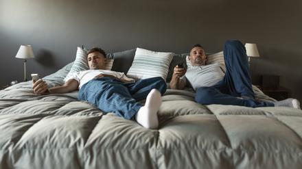 Hauptsache müde. Und wenn fernsehen hilft – warum nicht?